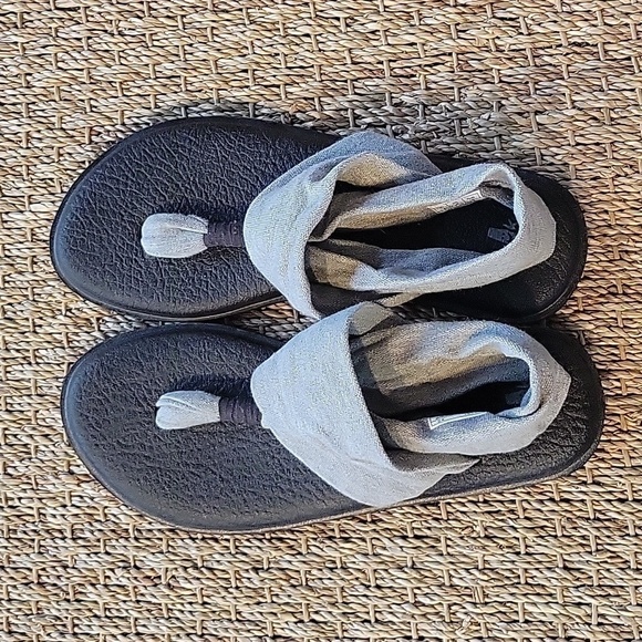SANUK Yoga sling gray and black sandals.  Size is 7. Great condition. - Picture 2 of 7